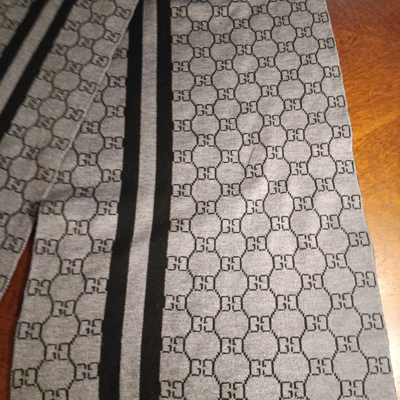 Black and Gray Patterned Scarf - Picture 7 of 16